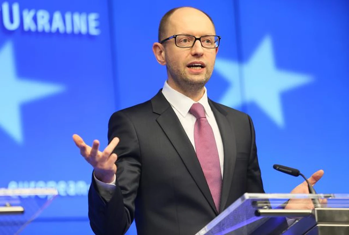 Premier Ukrainy Arsenij Jaceniuk zapowiedział zmiany w konstytucji. Chce rozszerzenia kompetencji regionów, ale przy zachowaniu jedności Ukrainy. "Utworzyliśmy w rządzie specjalne stanowisko wicepremiera, którego głównym zadaniem jest decentralizacja władzy. Jest to szeroka reforma przy zachowaniu jedności i unitarności Ukrainy" - oświadczył Jaceniuk w apelu do mieszkańców południowych i wschodnich obwodów Ukrainy.