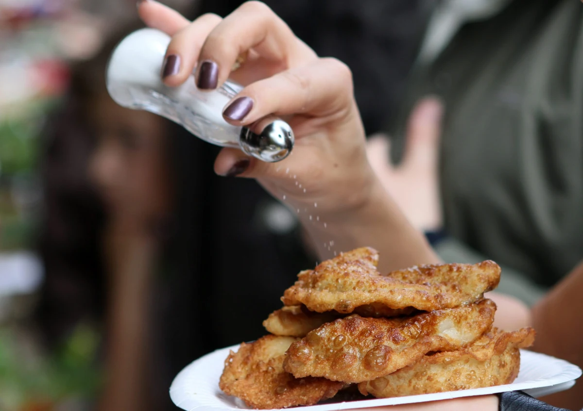 "Okrutnie przesalamy" - ostrzega środowa "Gazeta Wyborcza". Podrzuca też kilka pomysłów, jak jeść mniej słono, a jednocześnie smacznie. 