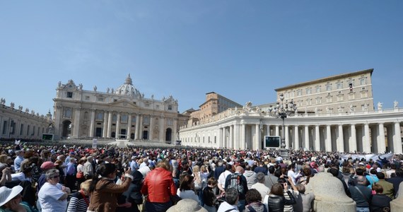Informacje o przyjeździe milionów pielgrzymów na kanonizację Jana Pawła II i Jana XXIII 27 kwietnia są przesadzone i mało wiarygodne - oświadczył rzecznik Watykanu ksiądz Federico Lombardi. Jego zdaniem ogłaszanie takich prognoz jest "nieostrożne". 