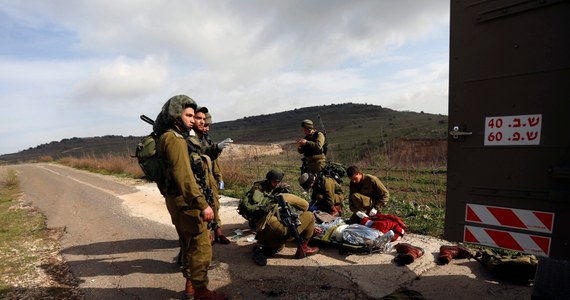 Izrael przeprowadził w nocy ataki na kilka syryjskich obiektów militarnych. Odpowiedział w ten sposób na zamach bombowy, w którym wczoraj w rejonie Wzgórz Golan rannych zostało czterech izraelskich żołnierzy.