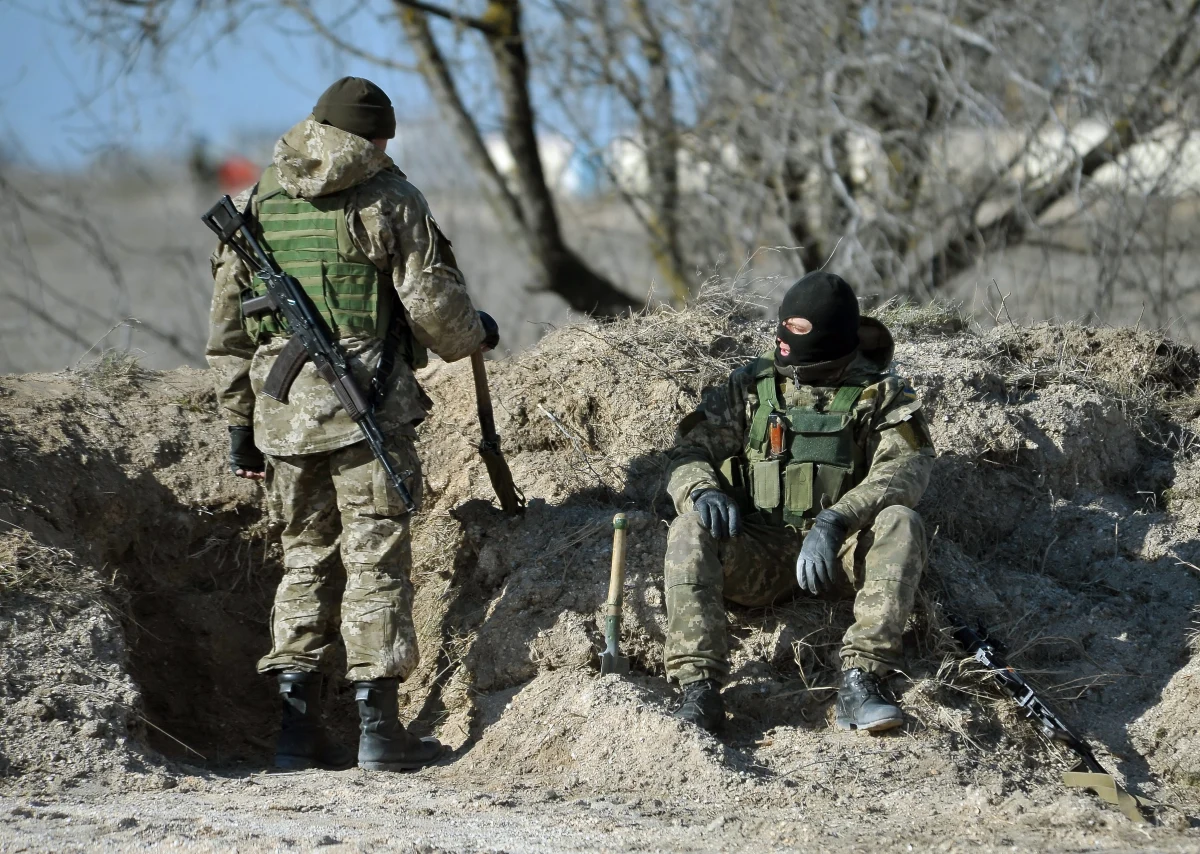 Ukraińska armia może swobodnie opuścić Krym - brzmi komunikat Moskwy. "Stacjonujący na półwyspie ukraińscy żołnierze mogą wybrać, czy dołączą do krymskiej, a więc rosyjskiej armii, mogą też uznać, że są na urlopie i opuścić nasz  kraj" - powiedział rzecznik Władimira Putina.