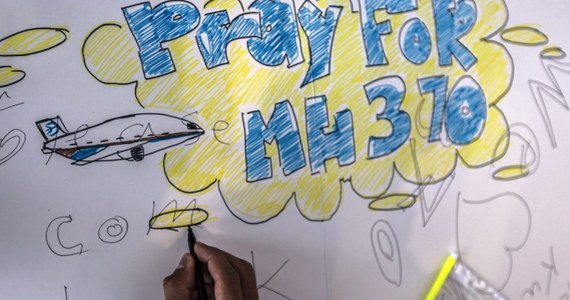 Mieszkańcy należącej do Malediwów wyspy Dhaalu Atol utrzymują, że kilka godzin po tym, jak zaginął malezyjski boeing, bardzo nisko nad wyspą przeleciał samolot z oznaczeniami malezyjskich linii – pisze brytyjski dziennik „The Telegraph”. Samolot Malaysia Airlines zaginął 8 marca. Na pokładzie było 239 osób. 