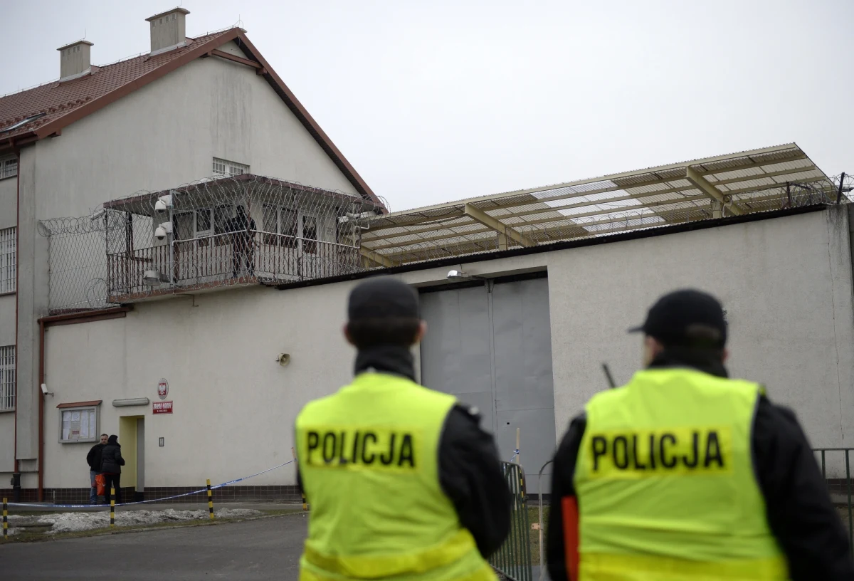 ​Celę pedofila-mordercy Mariusza T. przeszukiwał 4 lutego policjant z laboratorium kryminalistycznego - ustalił reporter RMF FM Roman Osica. To może oznaczać, że policjanci nie szukali tam pornografii, a materiału biologicznego. Funkcjonariusze odmówili w prokuraturze złożenia wyjaśnień, w jakim celu przyszli do celi pedofila. Śledczy z Rzeszowa chcą z kolei oddać postępowanie innej jednostce. 