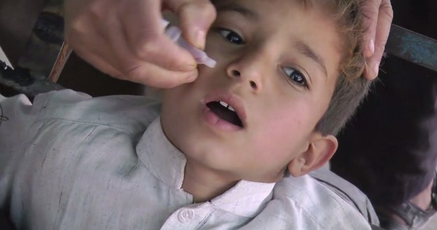 W Afganistanie i Pakistanie polio wciąż zbiera straszliwe żniwo wśród dzieci. Pracownicy organizacji humanitarnych starają się pogłębiać świadomość mieszkańców tych krajów i namawiają rodziców, by szczepili dzieci. Niestety, nie zawsze im się to udaje. Talibowie są przeciwni szczepieniom i odnoszą się do wolontariuszy z wrogością. "Ostrzegano mnie, że jeśli moje dziecko połknie szczepionkę przeciw polio, stanie się złym człowiekiem" - przyznaje pakistański koczownik.