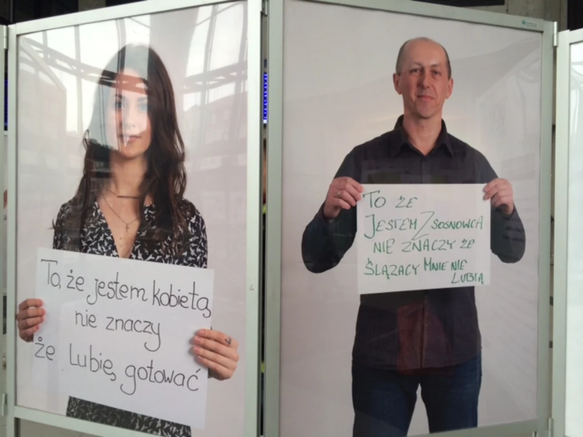 "To, że jestem z Sosnowca, nie znaczy, że Ślązacy mnie nie lubią" - zdjęcie mężczyzny z takim hasłem można zobaczyć na dworcu PKP w Katowicach. To część wystawy "Zwykli-Niezwykli", która ma przełamać stereotypy. Czy niechęć między mieszkańcami Śląska i Zagłębia wciąż jest żywa?