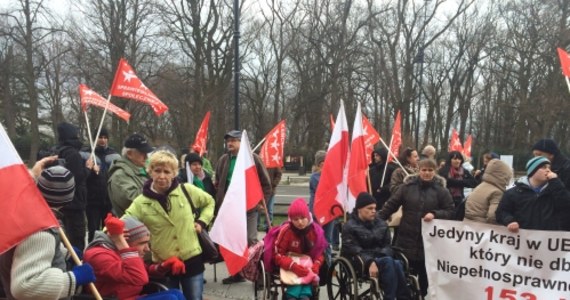 "To nie jest nasz premier"– mówią rodzice niepełnosprawnych osób, którzy okupują budynek Sejmu. Domagają się godnego życia – ich głównym postulatem jest uzawodowienia całodobowej opieki nad ich dziećmi.  