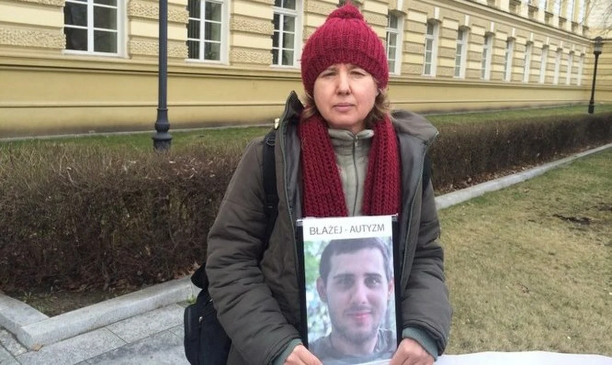 „Państwo nic mi nie zapewnia. Syn skończył 24 lata i nie ma go dla rządzących – po prostu on nie istnieje” – mówi w rozmowie z reporterką RMF FM Moniką Gosławską matka dorosłego mężczyzny z autyzmem. Od wczoraj rodzice wraz ze swoimi niepełnosprawnymi dziećmi okupują Sejm. Jak mówią, chodzi o brak realizacji obietnic rządu dotyczących pomocy takim rodzinom.   