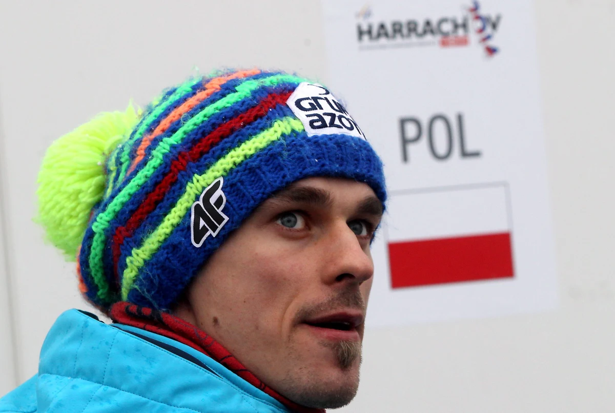 Pięciu Polaków wystąpi w pierwszej serii piątkowego konkursu Pucharu Świata w skokach narciarskich w słoweńskiej Planicy. Kwalifikacje wygrał Słoweniec Matjaz Pungertar, lądując na 128,5 m. Najlepszy z Polaków, Piotr Żyła uplasował się na ósmej pozycji.