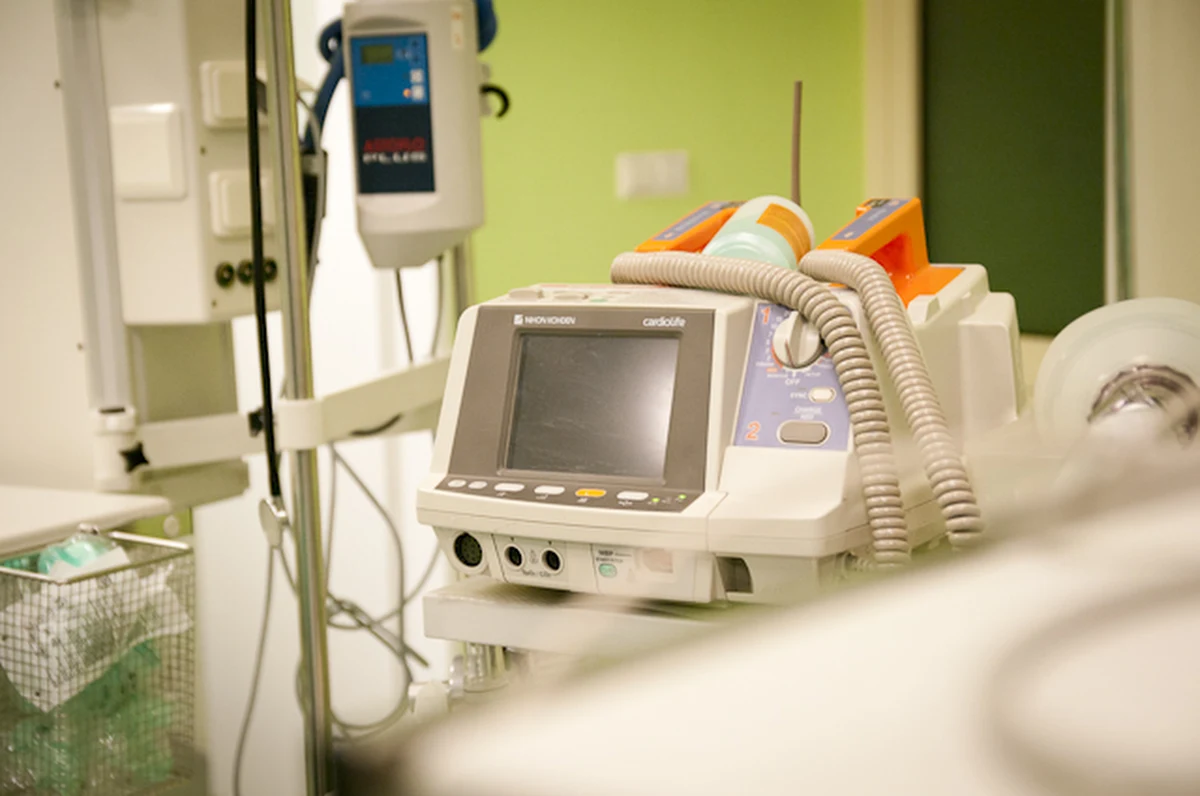 Stan 3,5-miesięcznego chłopczyka z Zabrza, który trafił do szpitala ze śladami pobicia, lekarze określają jako ciężki. Jego siostra bliźniaczka, która także doznała obrażeń, wkrótce powinna wrócić do domu. 42-letni ojciec dzieci został zatrzymany. 