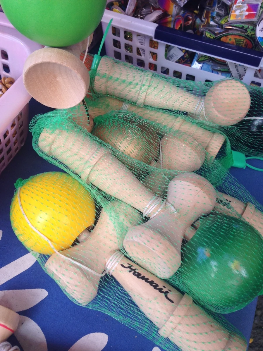 Kendama - jedna z najstarszych japońskich zabawek, która w latach 70. XX wieku biła rekordy popularności w kraju Kwitnącej Wiśni, teraz podbija Amerykę. W dwóch amerykańskich stanach - na Hawajach i w Kalifornii - dzieci masowo bawią się drewnianą zabawką z rączką. Sztuka polega na tym, by umiejętnie podrzucić zawieszoną na sznurku kulkę - tak, by osiadła na uchwycie.