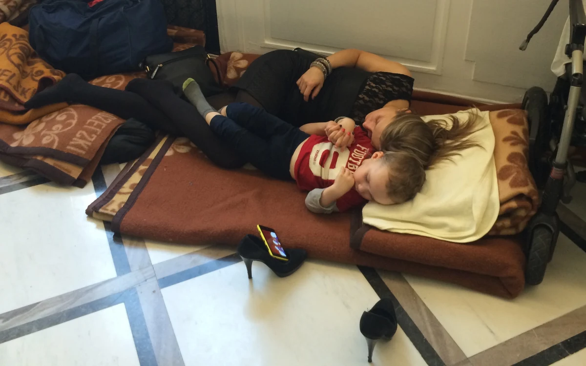 "Najpóźniej do 2016 roku świadczenia dla rodziców dzieci niepełnosprawnych sięgną wysokości płacy minimalnej" - zapowiedział w Brukseli premier Donald Tusk. "Nie chcemy czekać tak długo" - odpowiadają rodzice niepełnosprawnych, którzy ze swoimi dziećmi drugi dzień okupują gmach Sejmu. Premierowi już nie wierzą. "Jesteśmy karmieni obietnicami od 2009 roku" - usłyszał reporter RMF FM Krzysztof Zasada od jednej z matek.