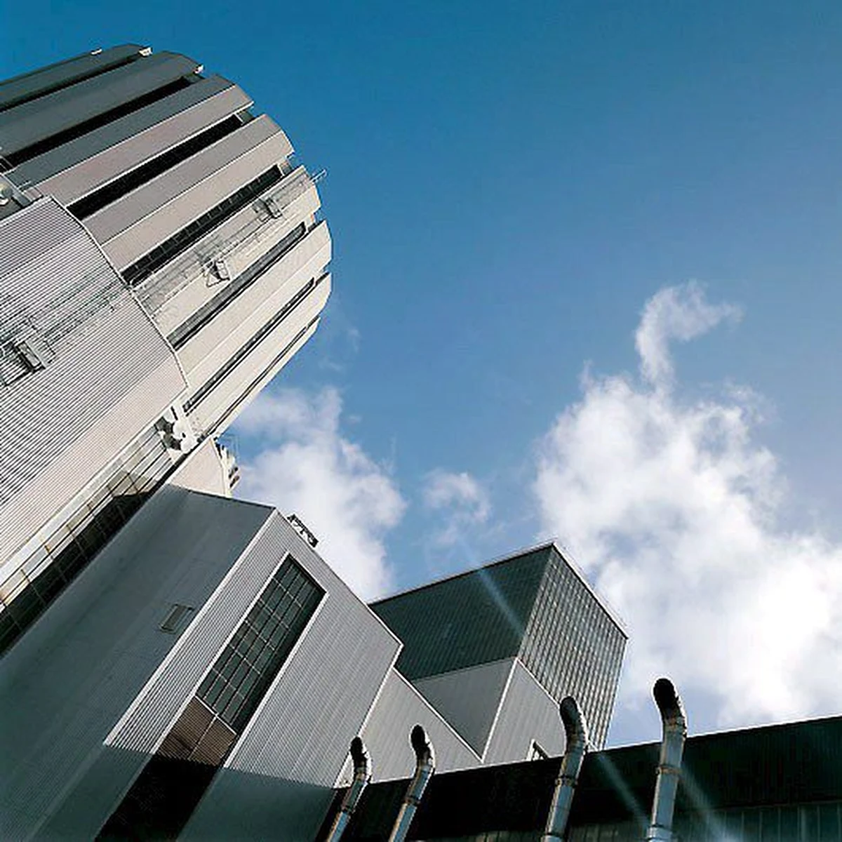 Brytyjska opinia publiczna jest zbulwersowana okolicznościami zamknięcia na dwa miesiące elektrowni atomowej Dungeness. Oficjalnie przerwała ona pracę w celu uzupełnienia zasobów paliwa nuklearnego. W rzeczywistości postanowiono wzmocnić zabezpieczenia reaktorów przez zalaniem przez morskie fale. 