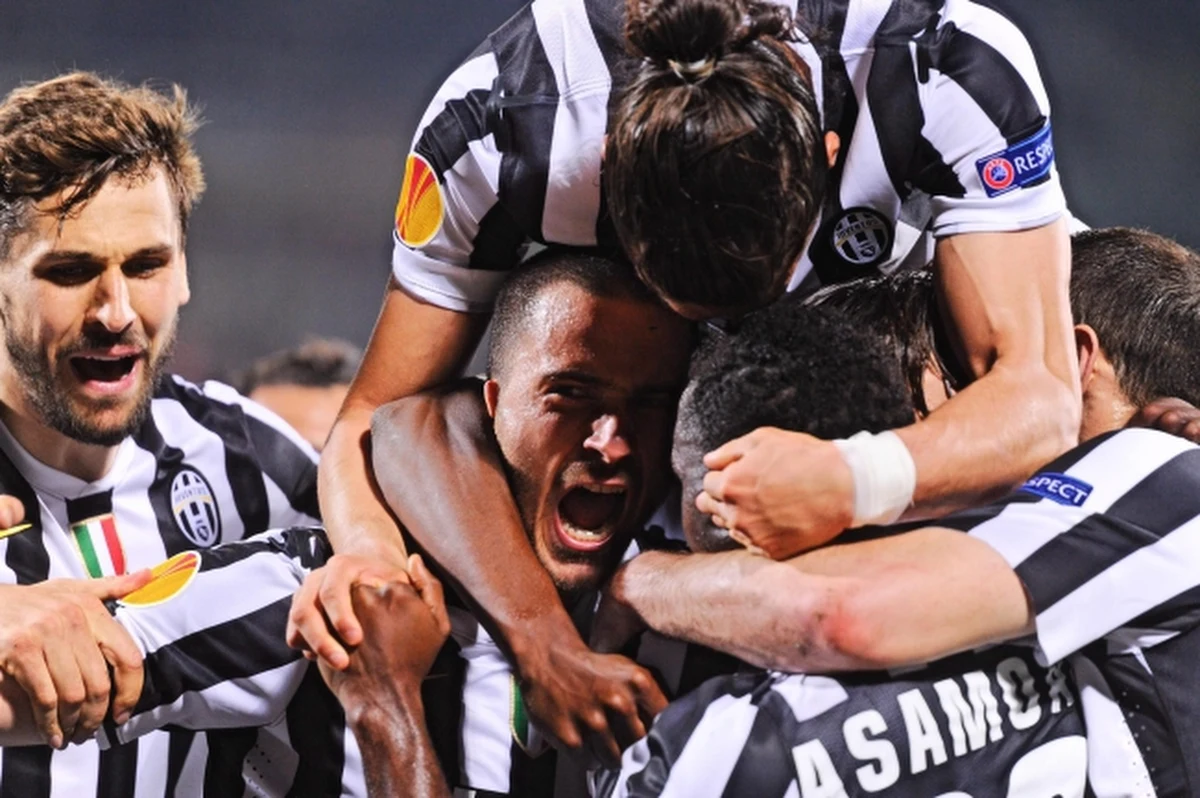 Juventus Turyn wygrał na wyjeździe z Fiorentiną 1:0 po pięknym golu z rzutu wolnego Andrei Pirlo i awansował do ćwierćfinału piłkarskiej Ligi Europejskiej. W innej ciekawej parze 1/8 finału FC Porto okazało się lepsze od Napoli.