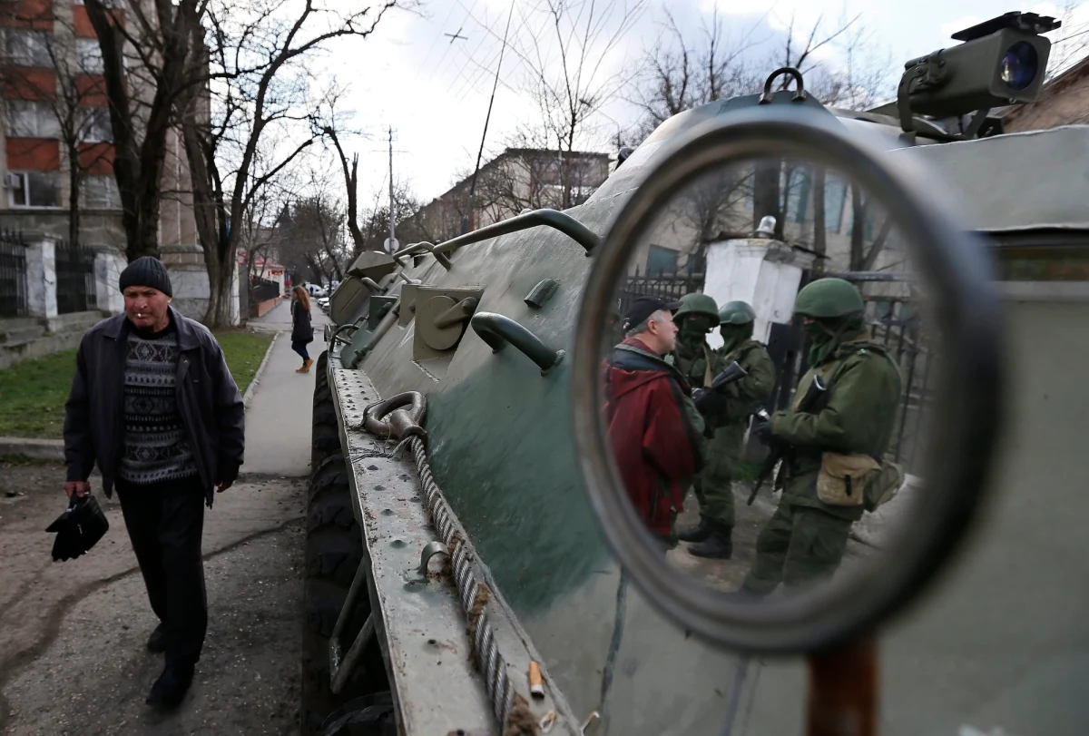 Unia Europejska nałożyła sankcje wizowe i zamroziła konta 12 osobom z otoczenia prezydenta Władimira Putina w związku z aneksją Krymu przez Rosję. Unijna "czarna lista" liczy teraz 33 osoby. Przywódcy 28 krajów anulowali także szczyt Unia-Rosja i szczyt G8, a także dwustronne spotkania.