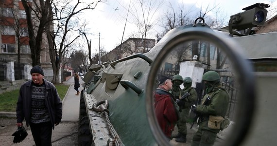 Unia Europejska nałożyła sankcje wizowe i zamroziła konta 12 osobom z otoczenia prezydenta Władimira Putina w związku z aneksją Krymu przez Rosję. Unijna "czarna lista" liczy teraz 33 osoby. Przywódcy 28 krajów anulowali także szczyt Unia-Rosja i szczyt G8, a także dwustronne spotkania.