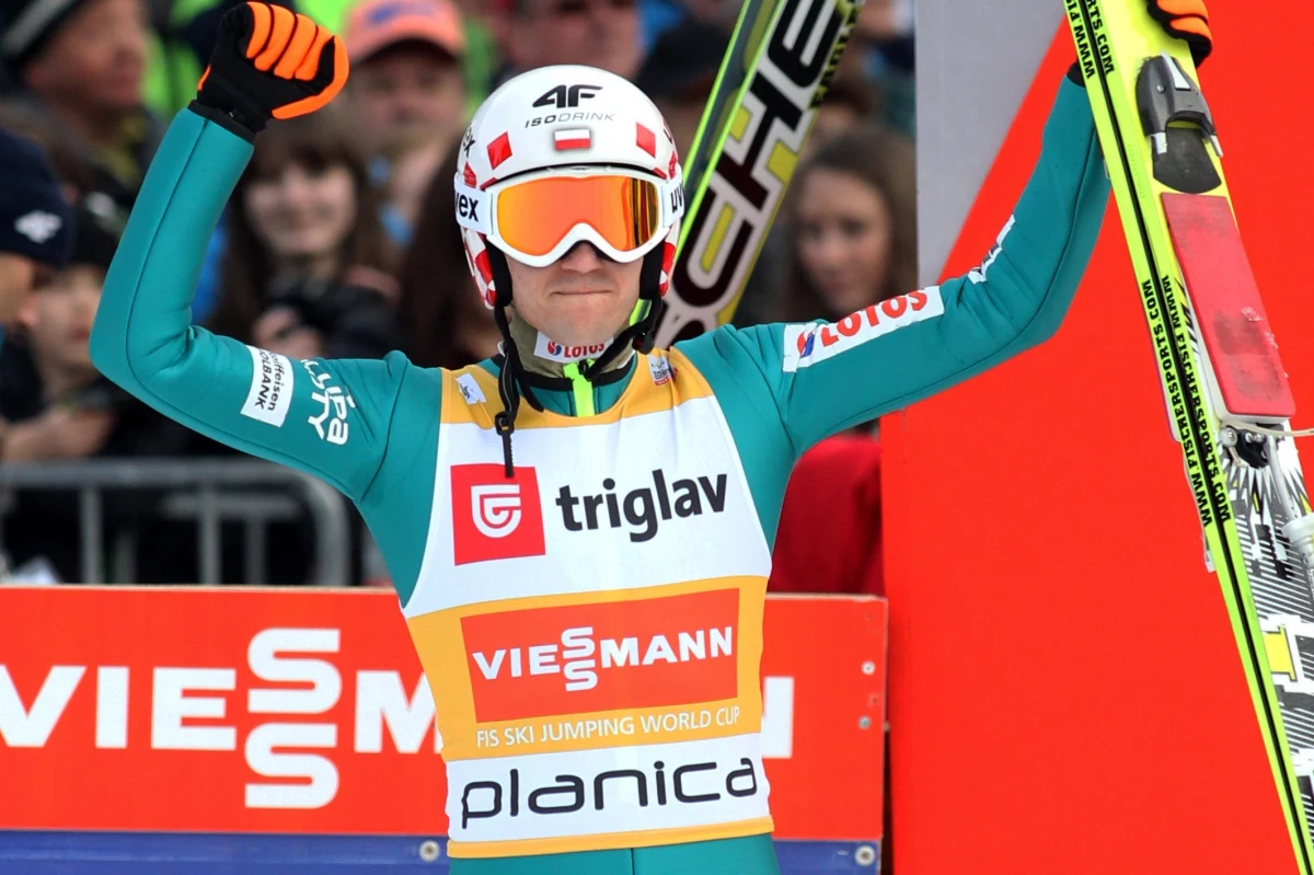 Kamil Stoch zapewnił sobie triumf w tegorocznym sezonie Pucharu Świata w skokach narciarskich! Zdobycie Kryształowej Kuli przypieczętował w zawodach w słoweńskiej Planicy. Polak zajął czwarte miejsce. Do końcowego triumfu w klasyfikacji generalnej wystarczyła mu lokata w czołowej ósemce.