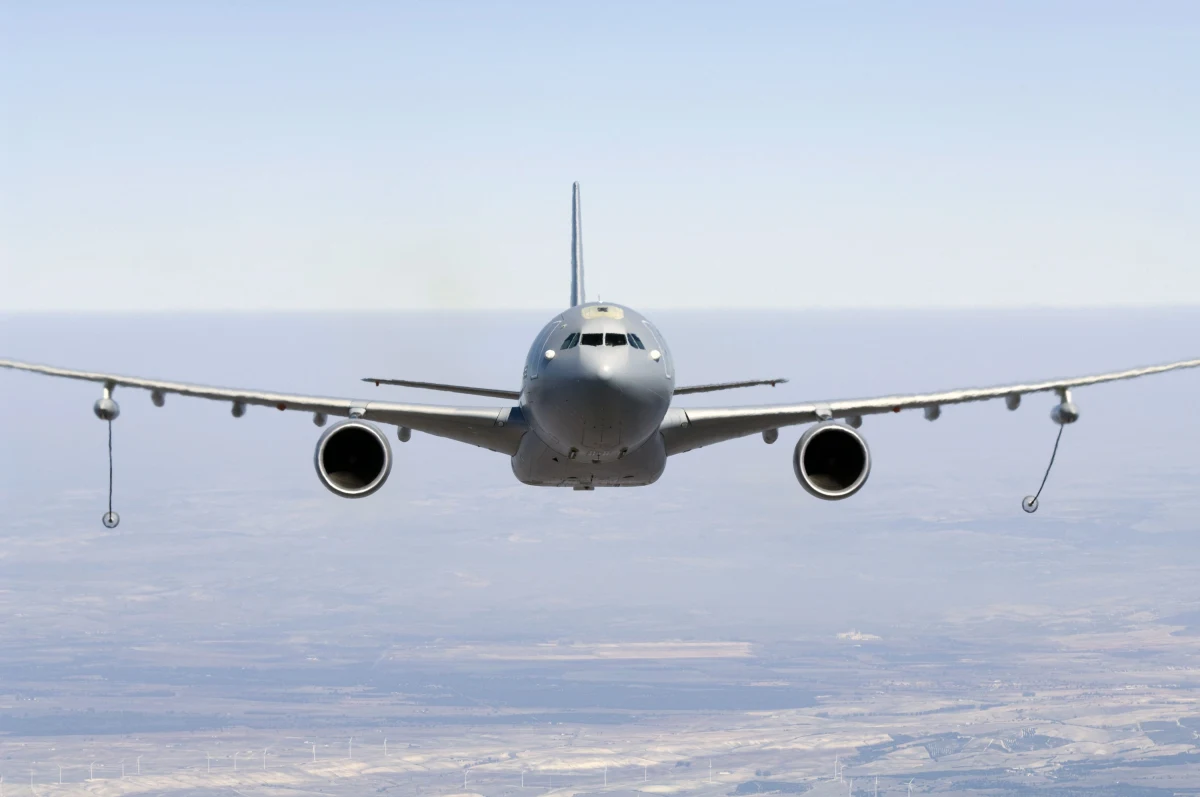 Znamy raport ws. incydentu z udziałem brytyjskiego samolotu wojskowego, który kilka tygodni temu opadał w niekontrolowany sposób przez 30 sekund. Na pokładzie maszyny znajdowało się prawie 200 żołnierzy. Okazuje się, że ich bezpieczeństwo było zagrożone, bo aparat fotograficzny zablokował drążek sterowania samolotem. 