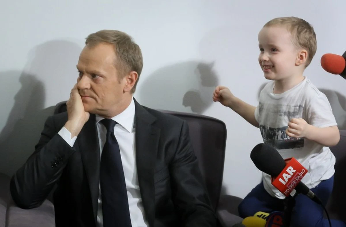 "W 2015 roku świadczenie pielęgnacyjne na pewno przekroczy 1000 złotych" - powiedział premier Donald Tusk podczas spotkania z protestującymi tam od kilku dni rodzicami niepełnosprawnych dzieci. "Nie jest sztuką napisać ustawę, z której wynika, że ktoś ma więcej pieniędzy" - dodał. "Sorry, ale jest pan kłamcą" - stwierdziła jedna z matek. Kolejne rozmowy zaplanowano na sobotę.