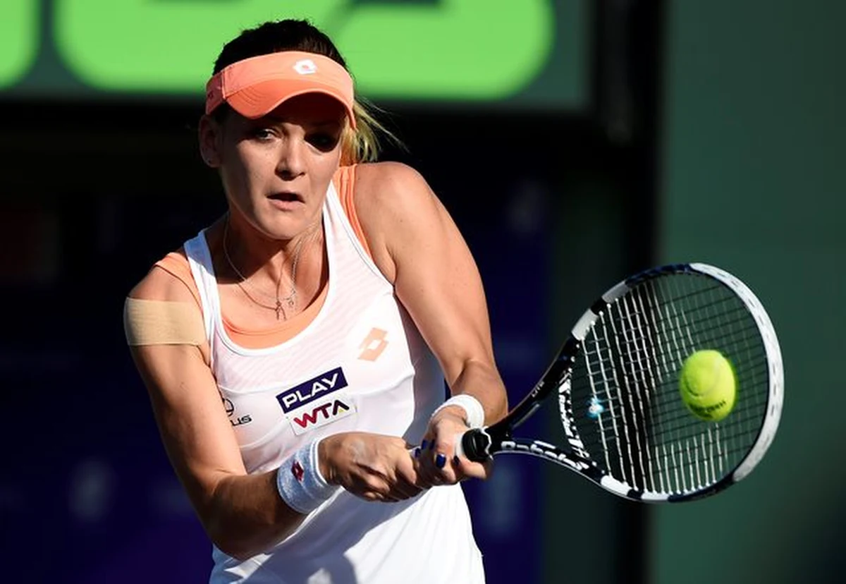 Rozstawiona z numerem trzecim Agnieszka Radwańska pokonała Szwajcarkę Rominę Oprandi 6:0, 6:4 i awansowała na trzeciej rundy tenisowego turnieju WTA Tour na twardych kortach w Miami (pula nagród 5,43 mln dol.).
