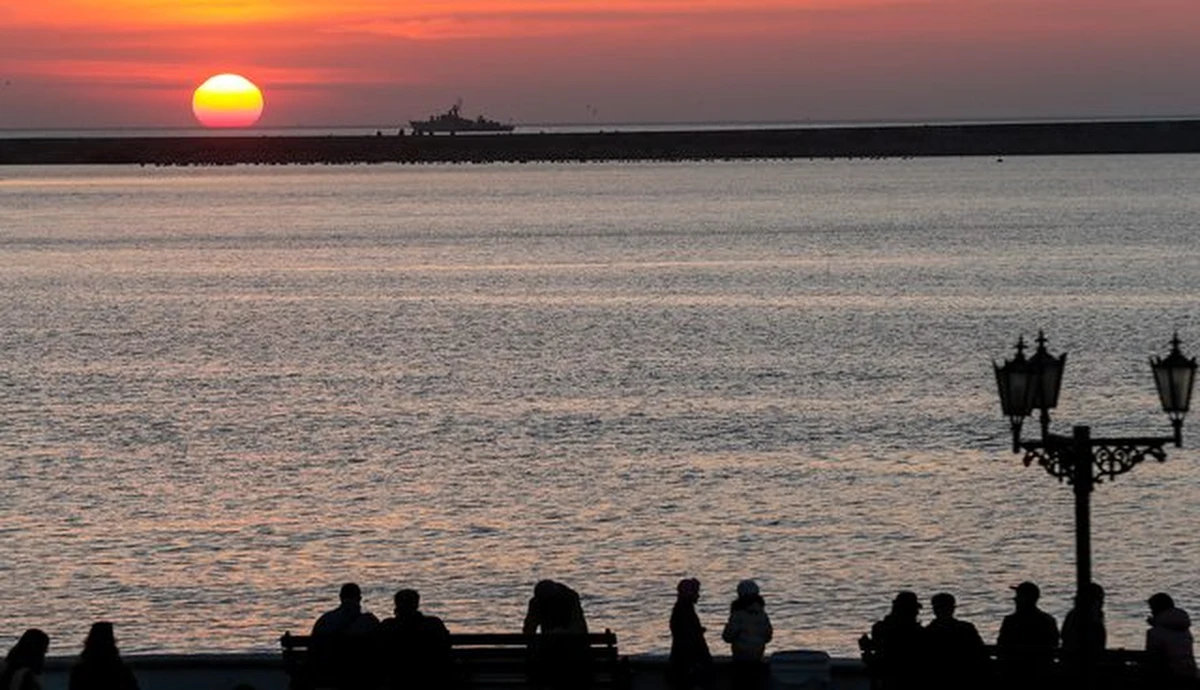 Opustoszałe plaże, zamknięte hotele i kioski nad morzem - tak wygląda dziś krymski kurort Ałuszta na brzegu Morza Czarnego. Miejscowi - od burmistrza poczynając, na zwykłych mieszkańcach kończąc - liczą jednak, że to przejściowe i latem sytuacja się zmieni.

