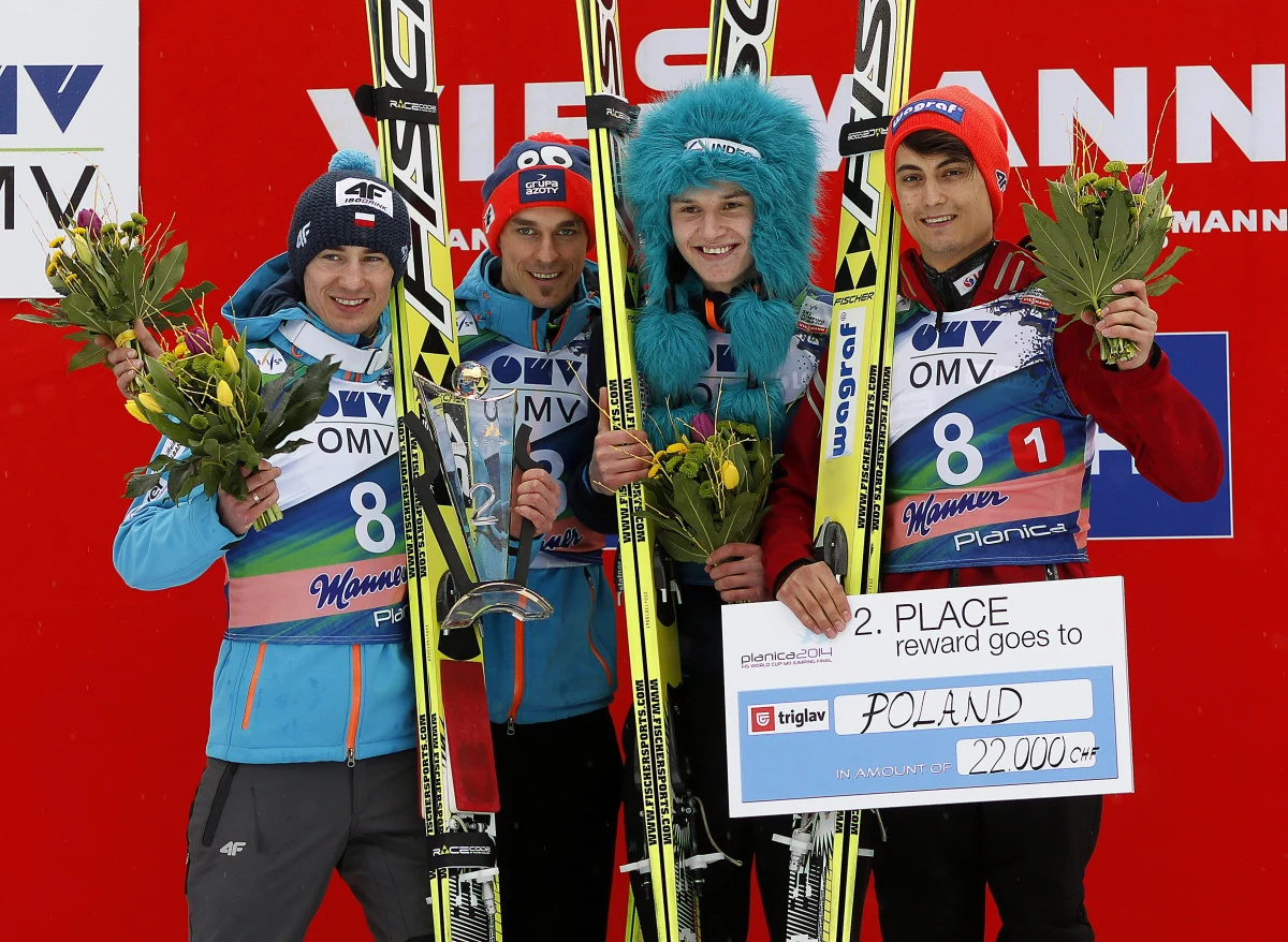 Polscy skoczkowie zajęli drugie miejsce w konkursie drużynowym Pucharu Świata w słoweńskiej Planicy! Zwyciężyła Austria, a trzecie miejsce zajęła Norwegia. Biało-czerwoni wyprzedzili ekipę ze Skandynawii o 0,3 pkt, a do zwycięzców stracili 38 pkt. Mistrzowie olimpijscy Niemcy uplasowali się na czwartej pozycji.