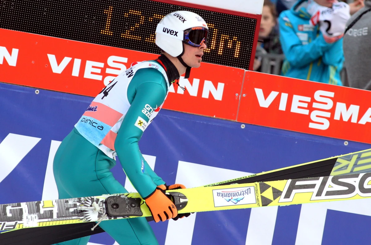 "Takie skoki, to nie ma czasu myśleć czy dalej, czy nie dalej, czy telemarkiem, czy nie, bo to raczej wybrałem bezpieczny wariant. Jakby był indywidualny skok, to bym się tam nie pierniczył za bardzo, najwyżej bym na głowie wylądował, ale wiadomo, drużyna jest to się raczej bezpieczny wariant wybiera" - mówił w rozmowie z dziennikarzem RMF FM Piotr Żyła. Polski skoczek uzyskał w czasie konkursu drużynowego w Planicy rewelacyjny wynik - 141 metrów.