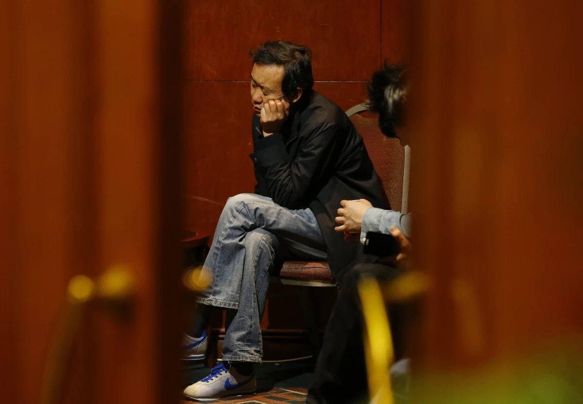 Rodziny pasażerów Boeinga 777 zostały zmuszone do opuszczenia hotelu, w którym mieszkały, czekając na wiadomości o losach zaginionej maszyny. Powodem są zbliżające się wyścigi Grand Prix Malezji - właśnie w tym hotelu mają się zatrzymać zawodnicy. Specjaliści ostrzegają, że ten dodatkowy, związany z przenosinami stres, może mieć fatalne skutki.