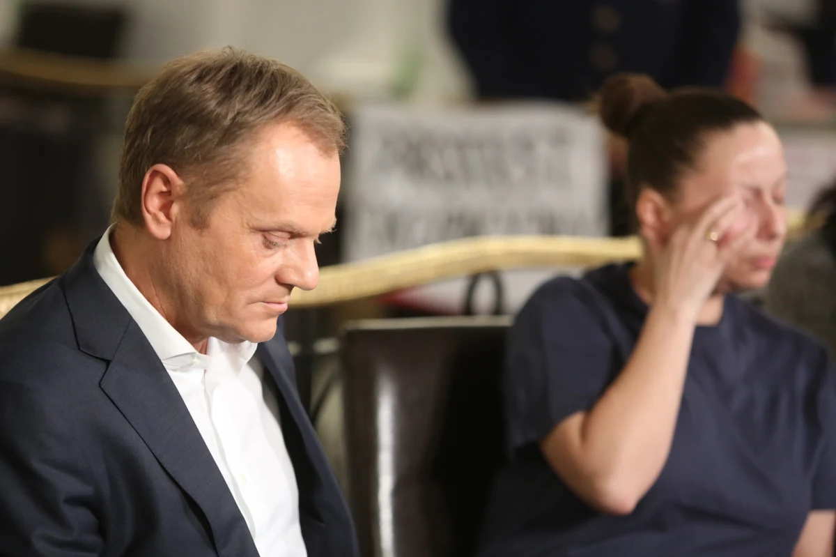 Nie ma porozumienia między protestującymi w Sejmie rodzicami dzieci niepełnosprawnych, a premierem. Donald Tusk zaoferował podwyżki świadczeń dla rodziców, ale ich zdaniem są one zbyt niskie. Po ostrej dyskusji, w trakcie której nie zabrakło mocnych słów i łez, protestujący zapowiedzieli, że zostaną w Sejmie „nawet do Świąt Wielkanocnych”.