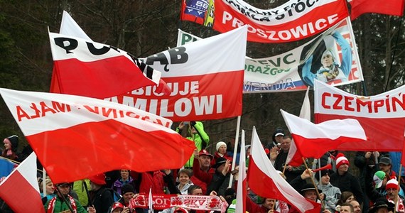 O 10:15 powinien rozpocząć się ostatni w tym sezonie konkurs Pucharu Świata w skokach narciarskich. Czy się rozpocznie? Śmiem wątpić, bo w Planicy leje jak z cebra.