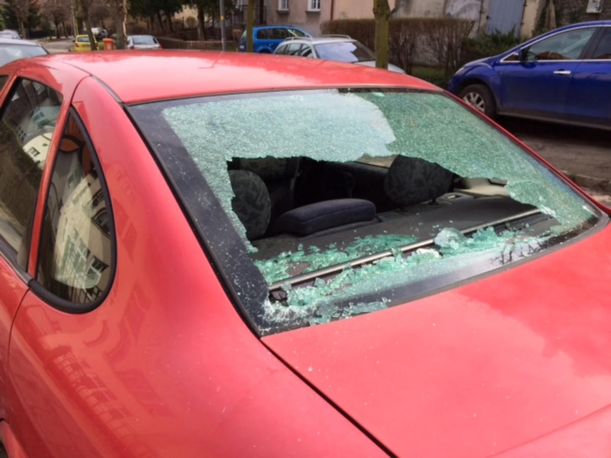 Gdańska policja szuka wandali, którzy w nocy zniszczyli w Oliwie około 16 samochodów. Właściciele dopiero zgłaszają na komisariat. Informację o tym zdarzeniu otrzymaliśmy na Gorącą Linię RMF FM.