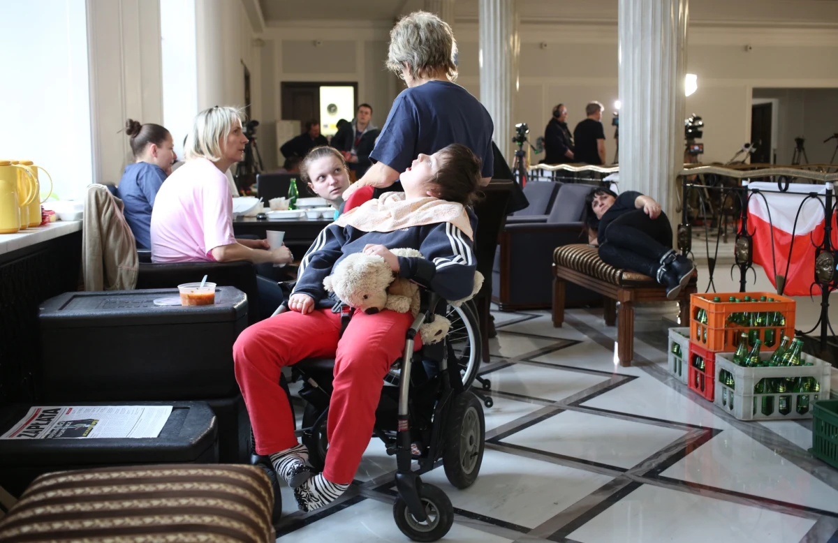 ​"Czekamy na panią i w tej chwili jest pani jedyną naszą nadzieją". Z takim apelem zwrócili się protestujący w Sejmie rodzice niepełnosprawnych dzieci do prezydentowej Anny Komorowskiej.