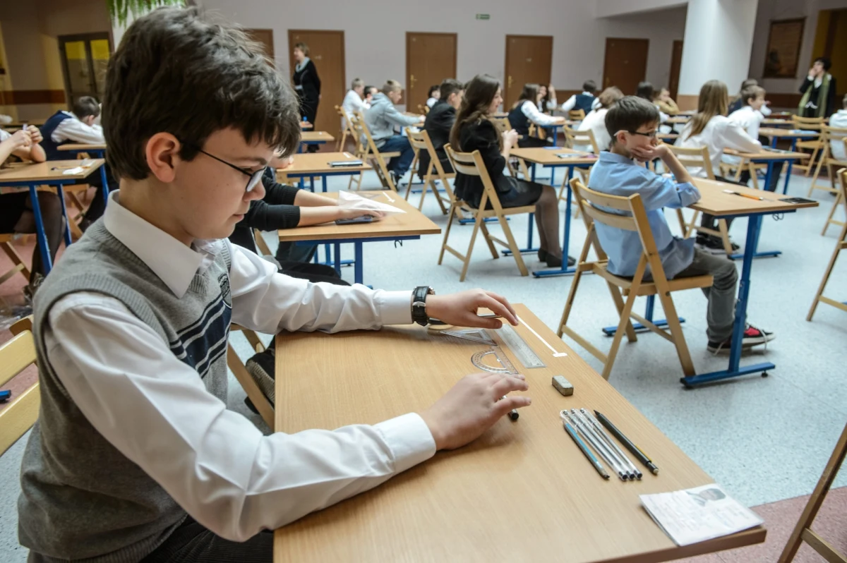 Na osiem dni przed Sprawdzianem Szóstoklasisty 2014 w RMF FM i na RMF 24 wystartowaliśmy z akcją "Szósta klasa na szóstkę"! Wraz z portalem Interia.pl oraz TVP Info chcieliśmy pomóc rodzicom szóstoklasistów przygotować ich dzieci do pierwszego ważnego egzaminu w życiu - na zakończenie podstawówki. Samym uczniom podpowiadaliśmy, jak zaplanować rozwiązywanie zadań, jakich błędów się wystrzegać, czego dopilnować i jak pokonać stres. 1 kwietnia byliśmy z Wami w Waszych szkołach, a później opublikowaliśmy arkusz egzaminacyjny i rozwiązania zadań, opracowane przez naszych ekspertów.