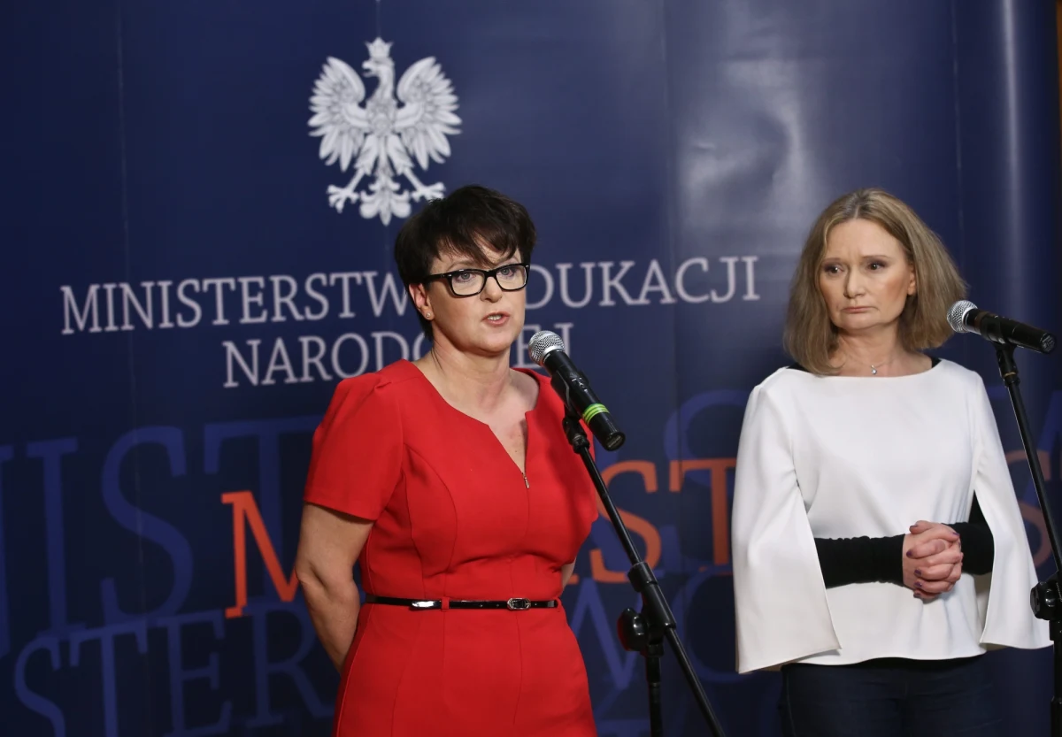 W miniony wtorek minister edukacji Joanna Kluzik-Rostkowska przedstawiła autorkę projektowanego rządowego podręcznika dla pierwszoklasistów. Okazało się, iż ów podręcznik przygotuje pani Maria Lorek. Rekomendując ją, minister Kluzik-Rostkowska oświadczyła, iż jest to "fantastyczna osoba" i - według niej - najlepsza autorka materiałów dydaktycznych dla najmłodszych uczniów. Istotnie pani Lorek ma się czym pochwalić, m.in. przygotowała dobrze oceniany elementarz dla dzieci polskich emigrantów. Niezależnie jednak od jej dotychczasowych doświadczeń wątpliwości budzi sposób wyboru autorki owego rządowego, "bezpłatnego" podręcznika.