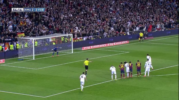 Leo Messi ustrzelił hat-tricka w niesamowitym spotkaniu „El Clasico” w hiszpańskiej Primera División. FC Barcelona pokonała Real Madryt 4:3.


- To była bardzo ekscytująca gra. Zaczęliśmy bardzo dobrze w początkowych minutach gry, a potem wszystko obróciło się przeciwko nam. Na szczęście udało nam się odrobić straty i odnieść bardzo ważne zwycięstwo – mówił po meczu obrońca Barcelony, Jordi Alba. - Szansę na finał mają trzy zespoły. Myślę, że to zwycięstwo dało nam dużo siły, by iść naprzód - dodał.


- Jak mówiłem wcześniej, nawet gdybyśmy wygrali ten mecz, to nie byłby koniec i nie jest. Przed nami jeszcze dziewięć spotkań. Najbliższy mecz gramy z Sevillą FC i musimy go wygrać – powiedział z kolei obrońca Realu Madryt, Marcelo.