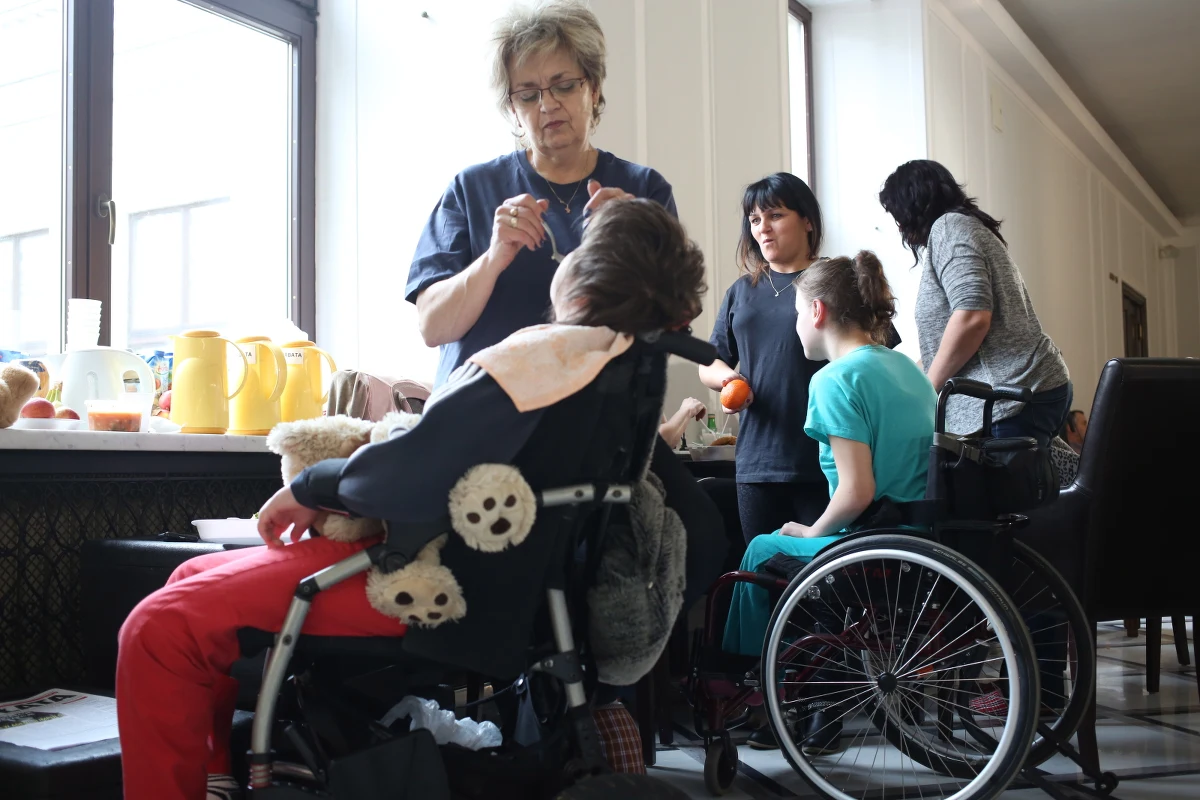 Kwota zasiłku pielęgnacyjnego na dziecko niepełnosprawne od 2003 roku wynosi niezmiennie 153 złote. Jego rodzice, jeśli zrezygnowali z pracy, by się nim opiekować, otrzymują też 820 złotych. Poniższe kalendarium pokazuje, jak długo trwa batalia o godne środki dla niepełnosprawnych dzieci.