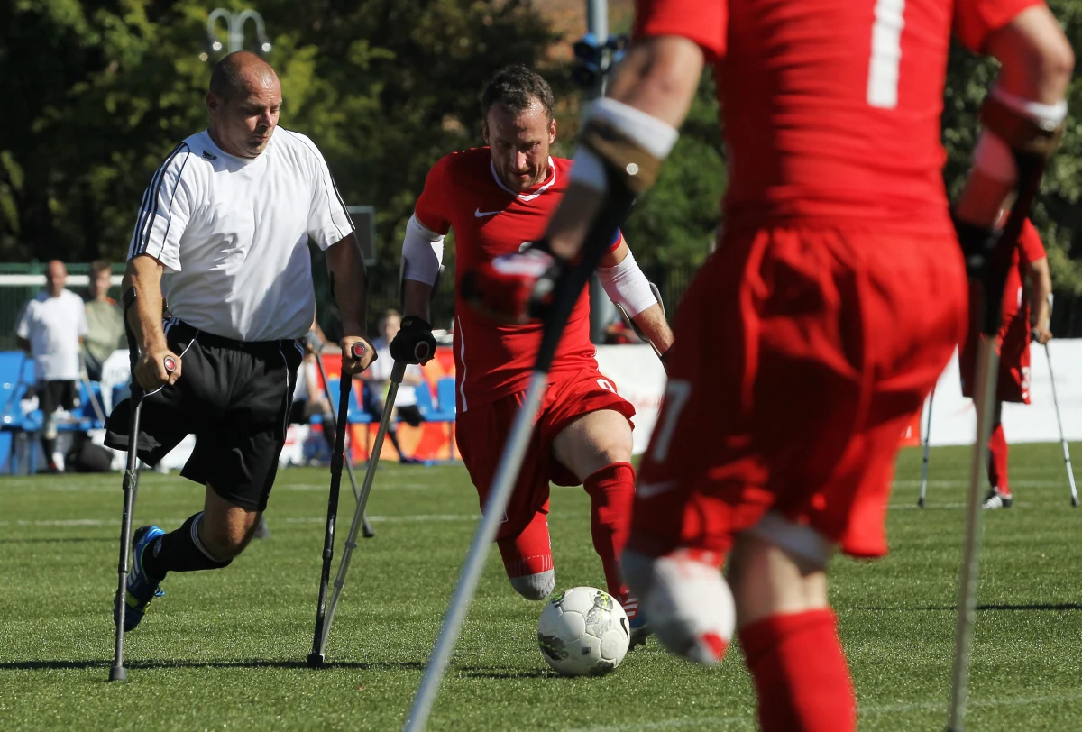 Polscy futboliści po amputacjach kończyn regularnie wygrywają z najlepszymi piłkarzami na całym świecie. Drżą przed nimi Niemcy, Holendrzy czy Belgowie. Mają pewny udział w mistrzostwach świata w amp futbolu w Meksyku. Do wyjazdu brakuje im jednak 40 tysięcy złotych. "Mamy już 60 tysięcy od sponsorów i z ministerstwa sportu. Próbujemy dozbierać resztę. W tym roku nie otrzymamy finansowego wsparcia z PZPN" - mówi w rozmowie z reporterem RMF FM Grzegorzem Kwolkiem prezes Stowarzyszenia "Amp Futbol" Mateusz Widłak. "Jesteśmy nowym krajem w tej dyscyplinie, ale odnosimy sukcesy. Amp futbol to coś, co daje siłę ruszyć się z domu i walczyć ze swoimi ograniczeniami" - dodaje.