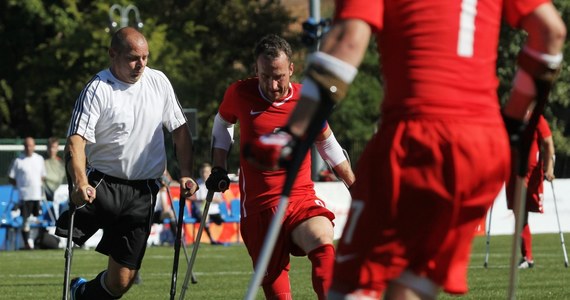 Polscy futboliści po amputacjach kończyn regularnie wygrywają z najlepszymi piłkarzami na całym świecie. Drżą przed nimi Niemcy, Holendrzy czy Belgowie. Mają pewny udział w mistrzostwach świata w amp futbolu w Meksyku. Do wyjazdu brakuje im jednak 40 tysięcy złotych. "Mamy już 60 tysięcy od sponsorów i z ministerstwa sportu. Próbujemy dozbierać resztę. W tym roku nie otrzymamy finansowego wsparcia z PZPN" - mówi w rozmowie z reporterem RMF FM Grzegorzem Kwolkiem prezes Stowarzyszenia "Amp Futbol" Mateusz Widłak. "Jesteśmy nowym krajem w tej dyscyplinie, ale odnosimy sukcesy. Amp futbol to coś, co daje siłę ruszyć się z domu i walczyć ze swoimi ograniczeniami" - dodaje.