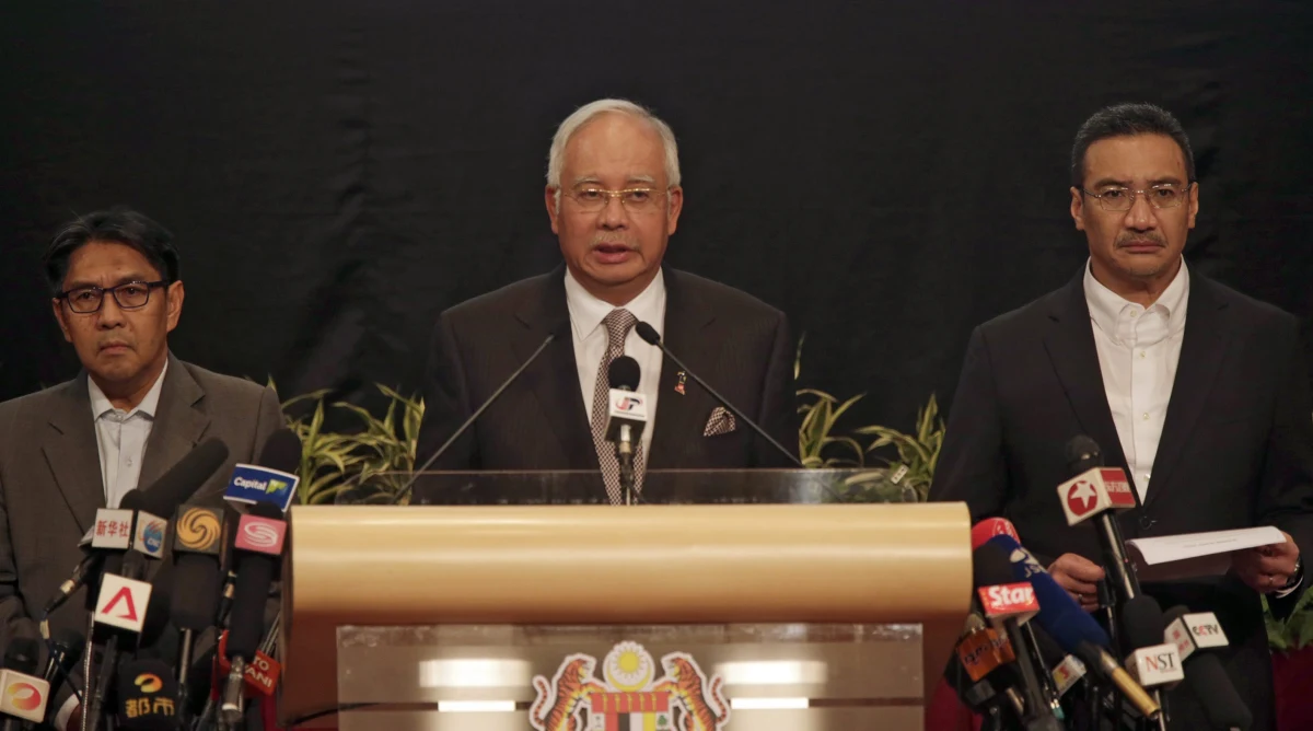 "Zaginiony Boeing 777 spadł w południowej części Oceanu Indyjskiego, na zachód od australijskiego Perth" - potwierdził premier Malezji Najib Razak. Powołał się na najnowsze analizy zdjęć satelitarnych oraz informacje brytyjskich śledczych. Na pokładzie samolotu było 239 osób. Przedstawiciele Malaysia Airlines spotkali się w Pekinie z członkami ich rodzin. "Powiedzieli nam, że wszyscy zginęli" - zdradził w rozmowie z CNN krewny jednego z pasażerów.