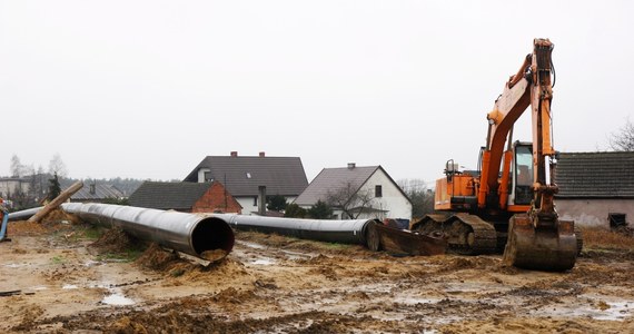 ​Właściciele domów zniszczonych i uszkodzonych podczas listopadowego wybuchu gazu w Jankowie Przygodzkim w Wielkopolsce wciąż negocjują wysokość odszkodowań. Chcą pieniędzy, które pozwolą odtworzyć lub zbudować ich domy na nowo, by mogli mieszkać jak przed wybuchem. Cztery miesiące po wypadku w okolice Ostrowa Wielkopolskiego wróciły natomiast ekipy robotników.