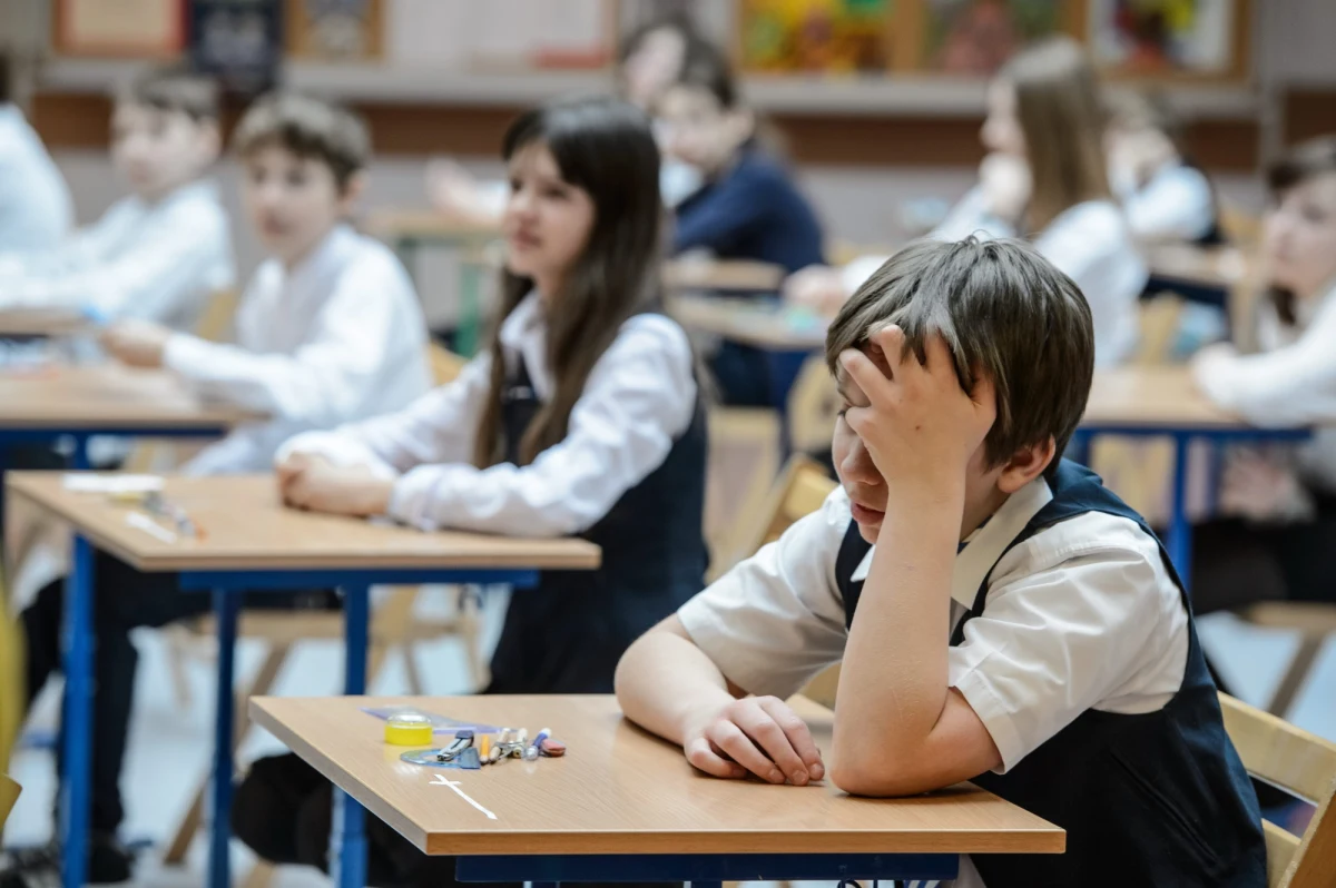 Prawie 360 tysięcy szóstoklasistów podejdzie 1 kwietnia do sprawdzianu podsumowującego naukę w szkole podstawowej. Ostatnie testy pokazują, że dzieci radzą sobie nie najlepiej z ortografią, interpunkcją i redagowaniem tekstu. 