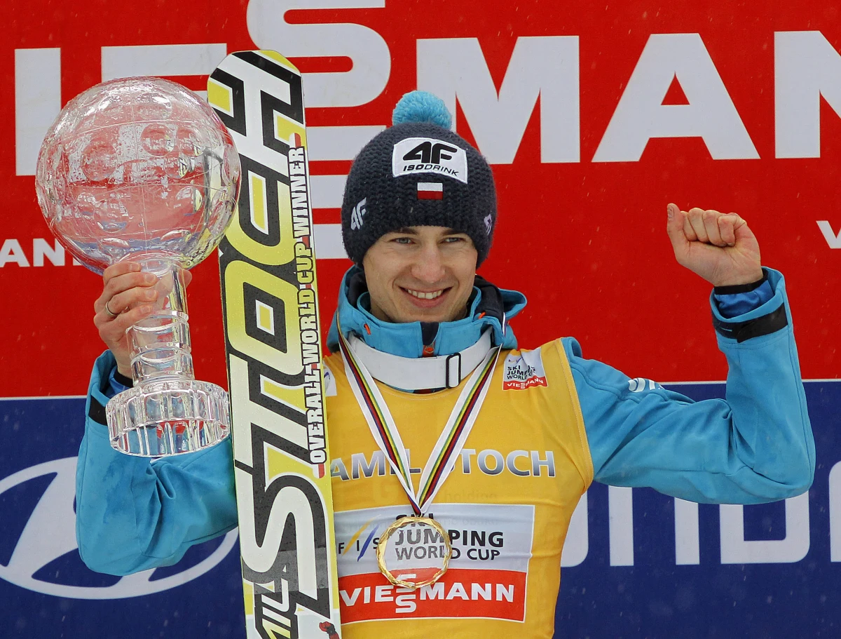 Kamil Stoch, zdobywca Kryształowej Kuli, nie czuje się zmęczony zakończonym w miniony weekend sezonem w skokach narciarskich. Jak przyznał, gdyby była taka możliwość, to jeszcze przez miesiąc chętnie startowałby w zawodach Pucharu Świata. "Ten sezon w ogóle mnie nie zmęczył. Z przyjemnością jeszcze bym poskakał" - mówił w Krakowie po powrocie z finałowych konkursów w słoweńskiej Planicy.