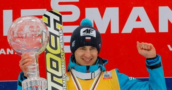 Kamil Stoch, zdobywca Kryształowej Kuli, nie czuje się zmęczony zakończonym w miniony weekend sezonem w skokach narciarskich. Jak przyznał, gdyby była taka możliwość, to jeszcze przez miesiąc chętnie startowałby w zawodach Pucharu Świata. "Ten sezon w ogóle mnie nie zmęczył. Z przyjemnością jeszcze bym poskakał" - mówił w Krakowie po powrocie z finałowych konkursów w słoweńskiej Planicy.