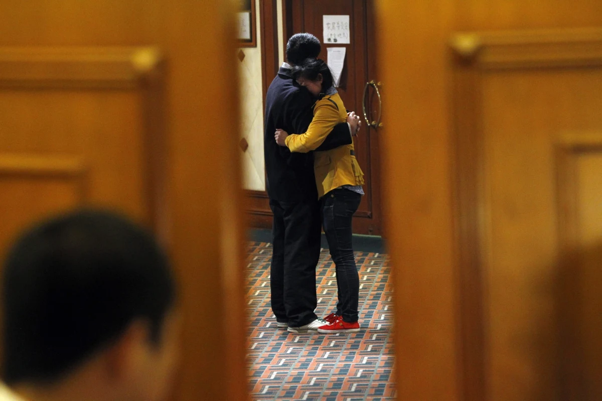 Przerwano poszukiwania zaginionego malezyjskiego Boeinga 777. Na Oceanie Indyjskim panują bardzo trudne warunki: wieje silny wiatr, pada deszcz i są niskie chmury, a to oznacza, że maszyny obserwacyjne nie mogą latać bezpiecznie, a wysokie fale utrudniają pracę jednostek morskich.