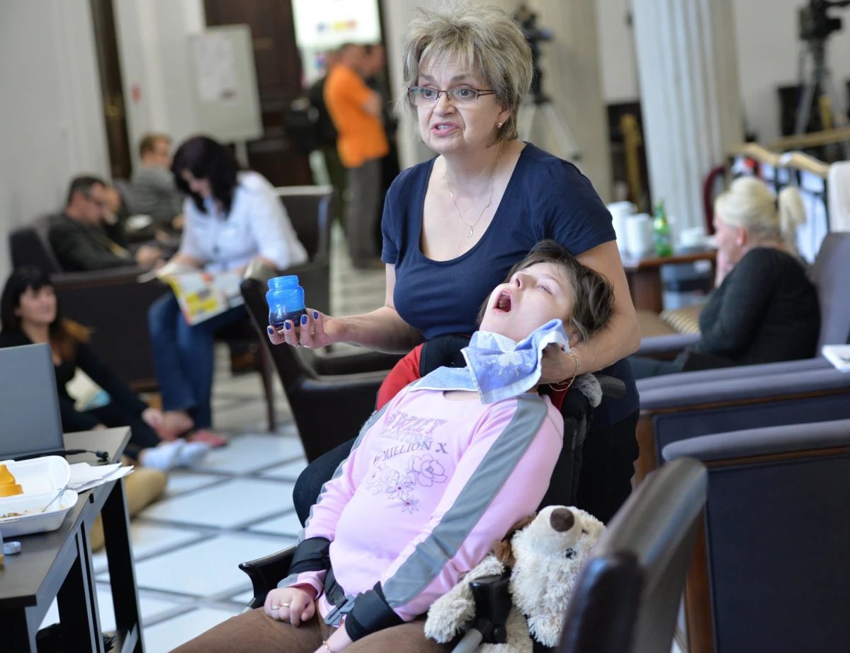 Rodzice dzieci niepełnosprawnych nie przyjęli zaproszenia prezydentowej. Pierwsza Dama chciała porozmawiać bez udziału polityków i mediów. Protestujący w Sejmie powiedzieli, że chcą spotkania, ale boją się, że jeśli opuszczą gmach parlamentu, nie będą mogli już wrócić.