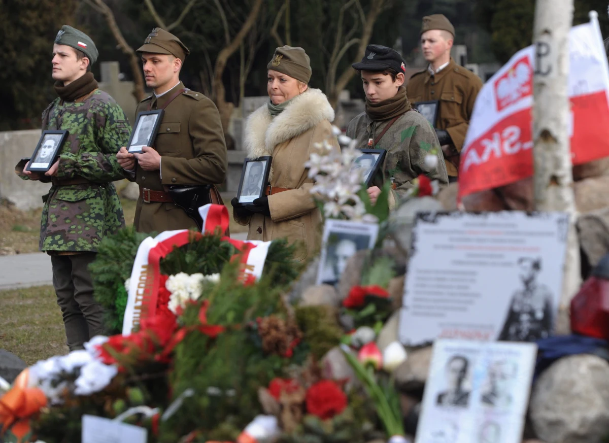 Pomnik na całym terenie kwatery Łączka, pogrzeb z uroczystą mszą 27 września i kondukt żałobny - to obiecuje prezydent Bronisław Komorowski rodzinom Żołnierzy Wyklętych. "To ważne deklaracje" - mówi naszemu reporterowi Grzegorzowi Kwolkowi prezes Fundacji Łączka Tadeusz Płużański. Dzisiejsze spotkanie doradcy prezydenta prof. Tomasza Nałęcza z przedstawicielami rodzin to efekt interwencji RMF FM.