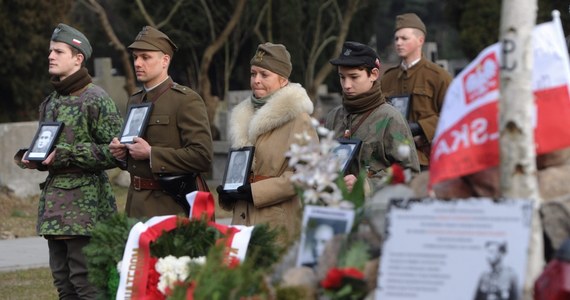 Pomnik na całym terenie kwatery Łączka, pogrzeb z uroczystą mszą 27 września i kondukt żałobny - to obiecuje prezydent Bronisław Komorowski rodzinom Żołnierzy Wyklętych. "To ważne deklaracje" - mówi naszemu reporterowi Grzegorzowi Kwolkowi prezes Fundacji Łączka Tadeusz Płużański. Dzisiejsze spotkanie doradcy prezydenta prof. Tomasza Nałęcza z przedstawicielami rodzin to efekt interwencji RMF FM.