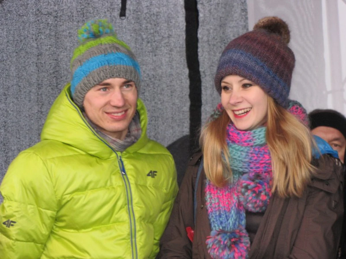 Ząb, rodzinna miejscowość Kamila Stoch, powitał dwukrotnego mistrza olimpijskiego i zwycięzcę Pucharu Świata w skokach narciarskich. Na szczególną uroczystość przyszły setki kibiców. Była banderia konna i przejazd przez Ząb karocą zaprzęgniętą w cztery białe konie. Były też śpiewy i tradycyjne "Sto lat". Nie zabrakło łez szczęścia. "Pięknie i cudownie. Jesteśmy szczęśliwi, że mieszkamy w Zębie i możemy się cieszyć razem z nim. Naprawdę płaczemy" - powiedziała naszemu reporterowi Maciejowi Pałahickiemu jedna z mieszkanek.