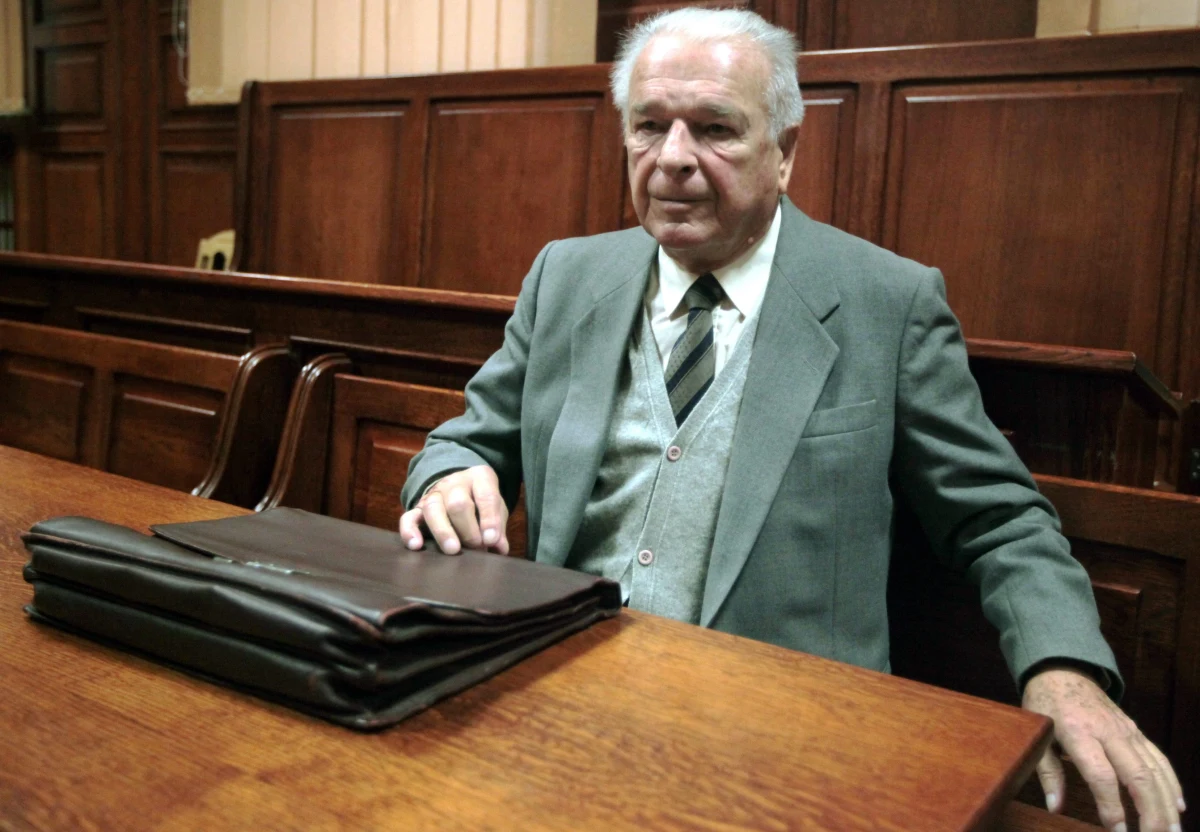 Emerytura generała Czesława Kiszczaka od sierpnia wróci do poziomu 8500 złotych - bulwersuje się "Fakt". "Człowiek, który zwalczał demokratyczną opozycję żyje na poziomie o którym jego wrogowie z czasów PRL mogą pomarzyć" - podkreśla tabloid. 