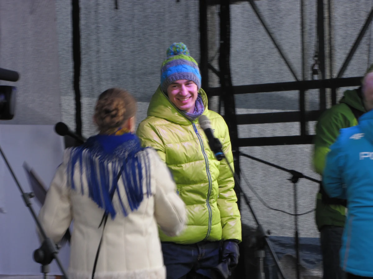 Kamil Stoch, dwukrotny mistrz olimpijski z Soczi i zdobywca Kryształowej Kuli, został hucznie powitany w swojej rodzinnej miejscowości - w Zębie. Najlepszy polski skoczek nie krył radości. "I chociaż zdecydowanie wolę występować na skoczni niż w roli celebryty czy przysłowiowego misia z Krupówek, to jest to miłe i potrzebne, bo m.in. w ten sposób można podziękować wszystkim, którzy nam kibicują. Nie spodziewałem się aż takiego dużego spotkania, ale to jest naprawdę fajne" - powiedział Stoch.