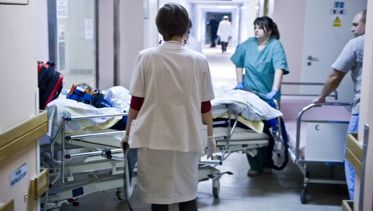 "Grozi nam, że wkrótce nie będzie komu opiekować się chorymi" - alarmuje w środowym wydaniu "Gazeta Wyborcza". Wylicza, że średnia wieku pielęgniarek w Polsce wynosi obecnie 47 lat. "Młodzież nie garnie się do tego zawodu" - podkreśla.